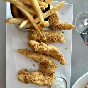 Chicken fingers con papitas