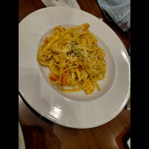 Pasta con Camarones y pollo