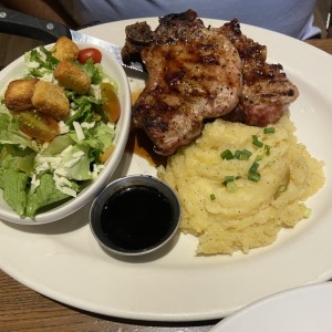 Chuletas con puré y ensalada