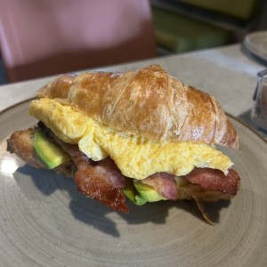 Croisant huevo y tocino