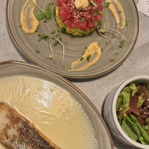 Salmon en crema de coliflor y tartar de atun