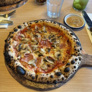 Pizza Prosciutto e Funghi