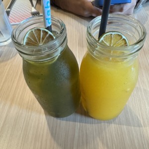 Jugo tipo frozzen de Limon con Hierba Buena y otra de Maraculla 