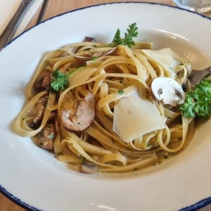 FETUCCINI AGLIO, OLIO, FUNGHI E PEPPERONCINO