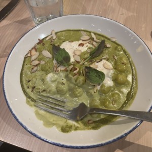 GNOCCHI AL PESTO RÚSTICO