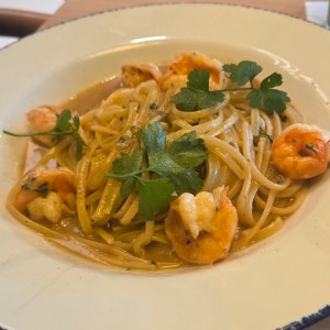 FETUCCINI AGLIO, OLIO E GAMBERETTI