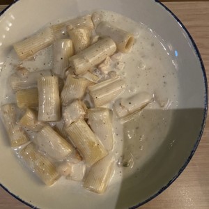 FETUCCINI AGLIO, OLIO, FUNGHI E PEPPERONCINO