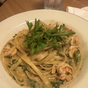 FETUCCINI AGLIO, OLIO E GAMBERETTI