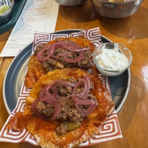 Tacos de cordero con queso y papas fritas