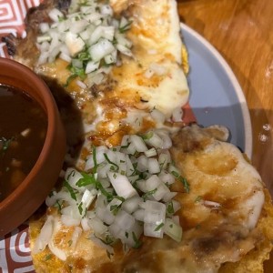 Tacos de birria von costra de queso