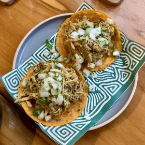 Tacos de Pollo en salsa verde