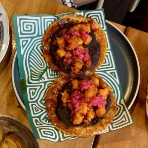 Taco de Camaron enfrijolado y queso