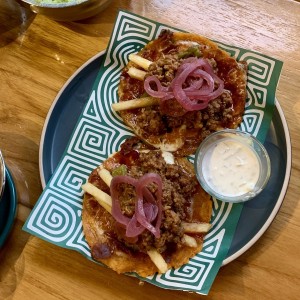 Taco de cordero, papas y tzatziki