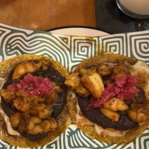 Camarones enfrijolados con queso