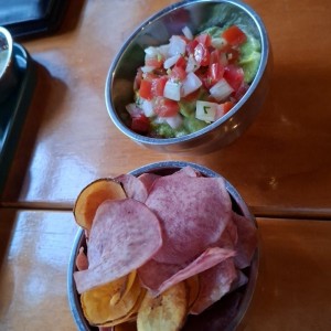 guacamole con pico de gallo y chips