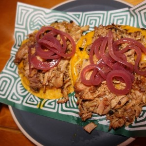 Tacos puerco y tamal de ola