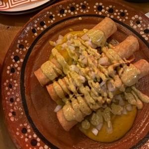 Flautas ahogadas en salsa de tamal 
