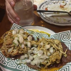 Tacos de pollo en slasa verde