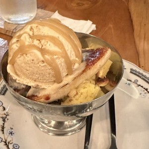 Banana split con rum cake y helado de horchata