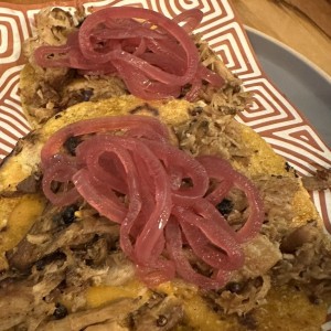Tacos de cerdo y tamal de olla
