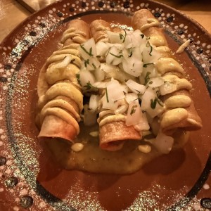Flautas con salsa de tamal de olla 