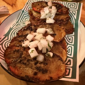 Tacos de lengua con costra de queso extra