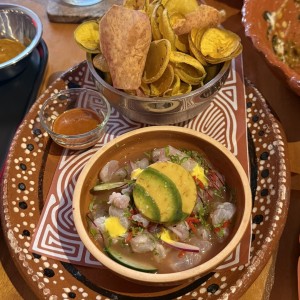 Ceviche de pescado - salsa marisquera - chips