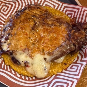 Taco Rib eye madurado con costra de queso