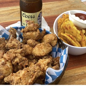 Pollo Frito con Patacones 