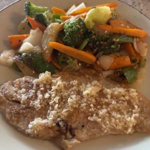 Corvina al ajillo con vegetales 