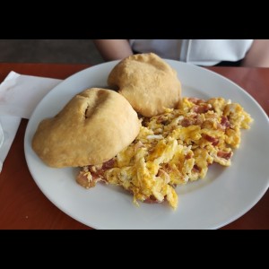 huevos revueltos con tocino y Hojaldra