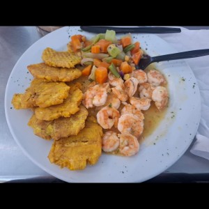 Camarones al Ajillo con patacones