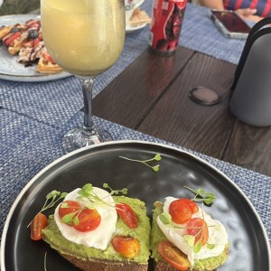 Tostadas de aguacate 