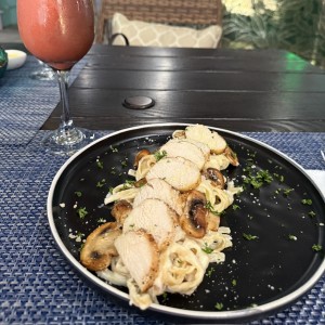 Fetuccini Alfredo con pollo