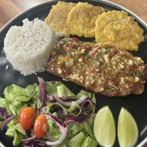 Pescado al ajillo con patacones