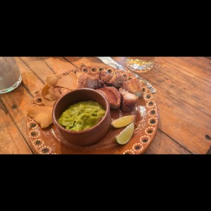 chicharrones con guacamole