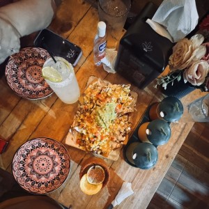 Nachos con pollo y chorizo