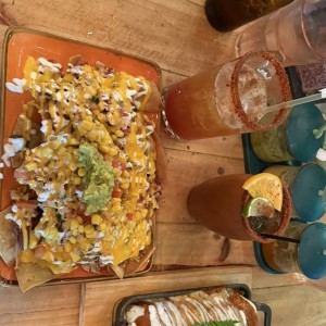 Nachos, Burrote, cantarito y michelada 