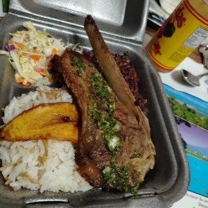PALETA A LA LEÑA CON SALSA CHIMICHURRI - Acompañado de arroz de fideos, frijolito chiricano, ensalada de repollo con vinagreta de la casa y tajadas.