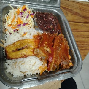 LENGUA GUISADA - Acompañado de arroz de fideos, frijolito chiricano, ensalada de repollo con vinagreta de la casa y tajadas.