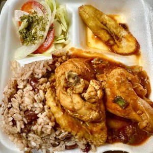 POLLO GUISADO - Acompañada de arroz de poroto lenteja, ensalada verde y tajadas.