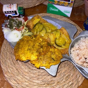 Pescao al Scobich y arroz con coco y patacon 