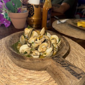 Almejas al ajillo