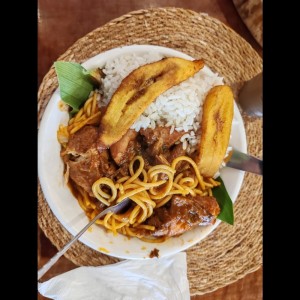 Macarrones con gallina de patio