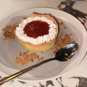 Cheesecake tipo tartaleta con topping de frutos rojos