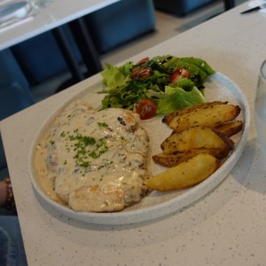 Pollo en salsa de hongos