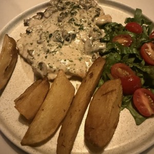 Filete de pechuga en salsa con hongos 