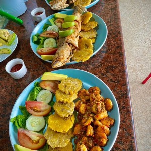 Pescado y camarones al ajillo con patacones