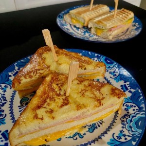 Monte cristo y panini de queso y jamon
