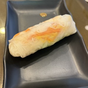 Rollo de camarones con fideos y salsa de mani